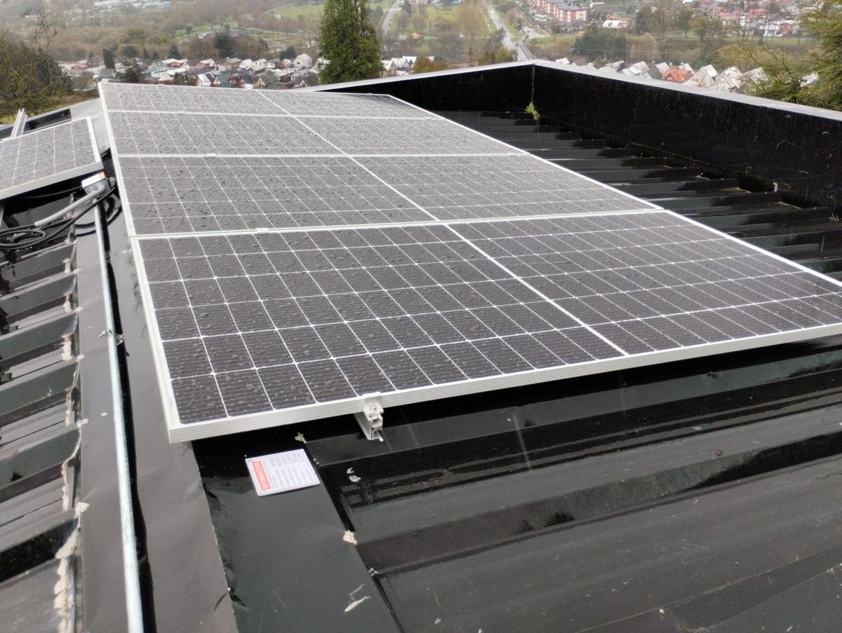 Paneles solares sobre techo residencial