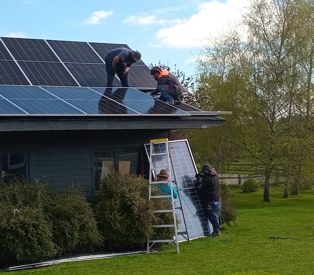 Equipo de Stadt instalando paneles solares en un techo
